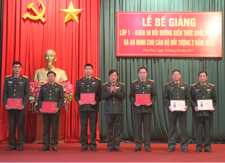 Đại tá Dương Trung Dũng, Hiệu trưởng Trường Quân sự Quân khu trao chứng nhận hoàn thành nhiệm vụ khoá học cho học viên.