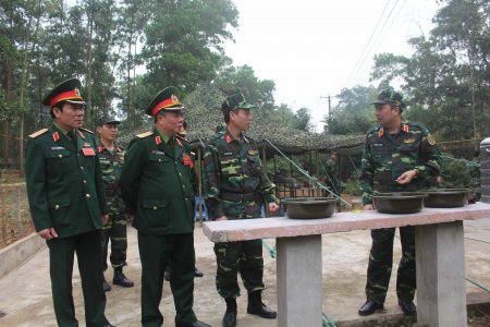 Thiếu tướng Phùng Sĩ Tấn, Tư lệnh Quân khu cùng Đoàn kiểm tra của Bộ Quốc phòng tham quan điều kiện ăn, ở dã ngoại trong diễn tập của Quân khu.