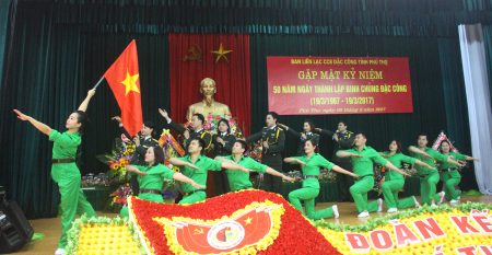 Chương trình văn nghệ chào mừng buổi gặp mặt do Đội văn nghệ xung kích Bộ CHQS tỉnh Phú Thọ và CCB Đoàn Đặc công 198, Binh chủng Đặc công biểu diễn.
