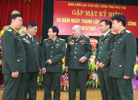 Thủ trưởng Bộ Tư lệnh Binh chủng Đặc công; Bộ CHQS tỉnh Phú Thọ trao đổi thân mật với các đại biểu trong buổi gặp mặt.