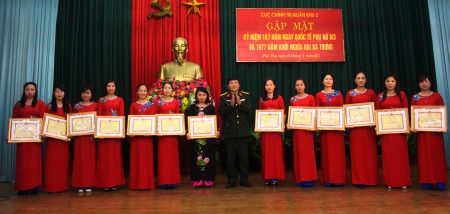 Thủ trưởng Cục Chính trị Quân khu trao bằng, giấy khen tặng các hội viên đạt thành tích cao trong công tác.