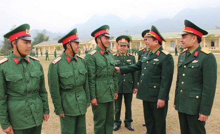 Phó Chủ nhiệm Chính trị Quân khu thăm hỏi, động viên chiến sỹ mới của Trung đoàn 880.