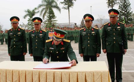 Lãnh đạo Bộ CHQS tỉnh chứng kiến các cơ quan, đơn vị ký kết giao ước thi đua.
