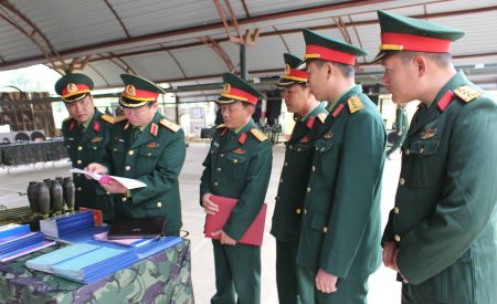 Thiếu tướng Vũ Sơn Hoàng, Phó Chủ nhiệm Chính trị QK kiểm tra giáo án huấn luyện của Bộ CHQS tỉnh.