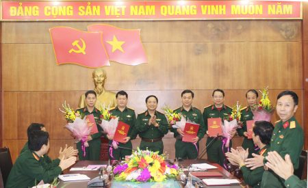 Thiếu tướng Trịnh Văn Quyết, Bí thư Đảng ủy, Chính ủy Quân khu trao Quyết định điều động, bộ nhiệm cán bộ.