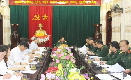 Thiếu tướng Vũ Sơn Hoàng, chủ trì buổi kiểm tra hồ sơ thương binh tại Bộ CHQS tỉnh Phú Thọ.