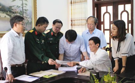 Thiếu tướng Vũ Sơn Hoàng, Phó Chủ nhiệm Chính trị Quân khu và lãnh đạo Sở Lao động -Thương binh và Xã hội tỉnh Phú Thọ kiểm tra hồ sơ thương binh.