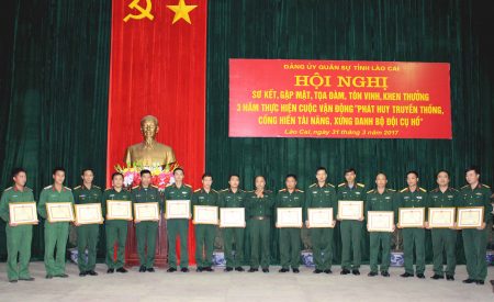 Đại tá Đỗ Thanh Lãng, Phó Chính ủy Bộ CHQS tỉnh trao tặng giấy khen các điển hình tiên tiến.