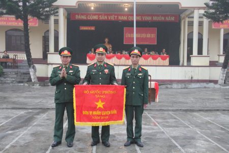 : Lữ đoàn 168 nhận cờ đơn vị huấn luyện giỏi năm 2016 của Bộ Quốc phòng trao tặng.