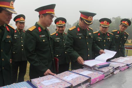 Đại tá Nguyễn Quốc Việt, Chủ nhiệm Hậu cần QK kiểm tra giáo án huấn luyện.
