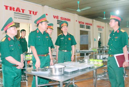 Tư lệnh Quân khu kiểm tra công tác bảo đảm đồi sống bộ đội tại Trung đoàn 877 (Bộ CHQS tỉnh Hà Giang).