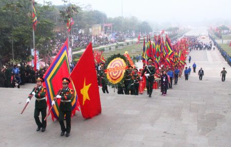 Ban Tổ chức Lễ hội Đền Hùng và đông đảo khách thập phương dâng hương tri ân các Vua Hùng.