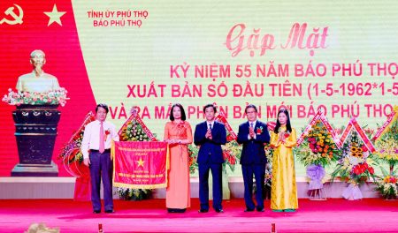 Đồng chí Hoàng Dân Mạc, Bí thư Tỉnh ủy trao Cờ đơn vị xuất sắc trong phong trào thi đua năm 2016 của Chính phủ tặng Báo Phú Thọ.
