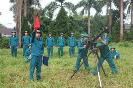 Huấn luyện cho lực lượng tự vệ công ty Chè Phú Đa.