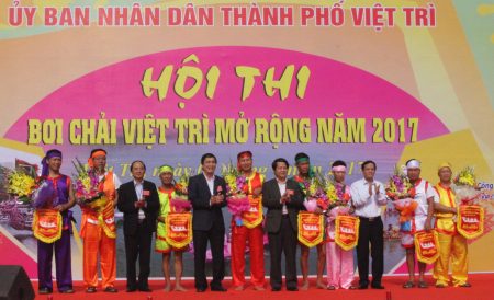 Lãnh đạo tỉnh Phú Thọ tặng cờ lưu niệm các đội thi.