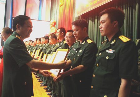 Thiếu tướng Trịnh Văn Quyết trao Bằng khen tặng các điển hình tiên tiến.
