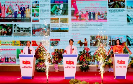 Các đại biểu bấm nút ra mắt phiên bản mới Báo Phú Thọ điện tử.