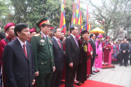 Chủ tịch Nước Trần Đại Quang và Bộ, ngành Trung ương, địa phương dâng hương tưởng niệm các Vua Hùng trước Điện Kính Thiên.