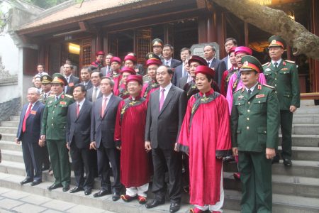 Chủ tịch Nước Trần Đại Quang chụp ảnh lưu niệm với đại biểu dự Lễ dâng hương tại Đền Giếng.