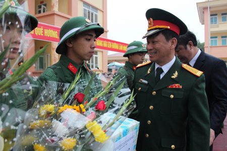 Đại tá Trần Ngọc Tuấn, Chính ủy Bộ CHQS tỉnh động viên thanh niên thị xã Phú Thọ trước giờ lên đường nhập ngũ.