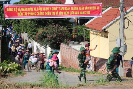 Thực hành tình huống sơ tán nhân dân trong diễn tập phòng chống thiên tai và tìm kiếm cứu nạn huyện Lâm Thao năm 2016.