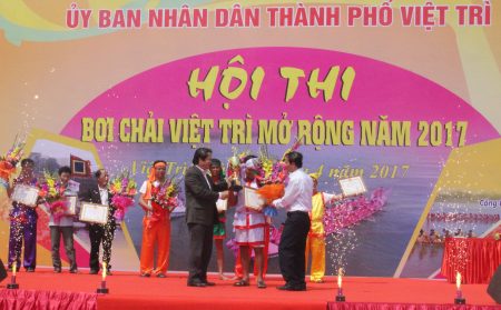  Lãnh đạo Tỉnh Phú Thọ và thành phó Việt Trì trao Cúp và Cờ lưu niệm cho đội dạt giải Nhất.