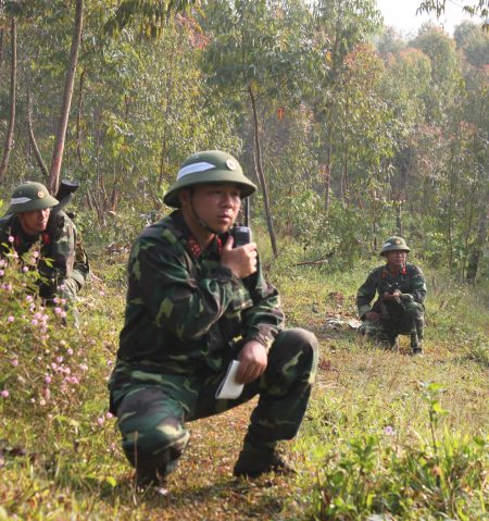 Lực lượng thực binh trong diễn tập khu vực phòng thủ huyện Hạ Hòa chờ lệnh nổ súng.