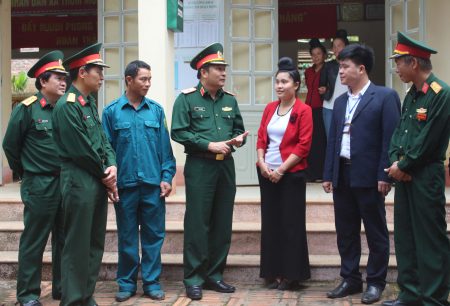 Thiếu tướng Phùng Sĩ Tấn, Tư lệnh Quân khu nói chuyện với lực lượng DQTV xã Thôm Mòn, huyện Thuận Châu, tỉnh Sơn La.