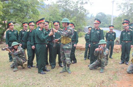 Đồng chí Tư lệnh Quân khu kiểm tra huấn luyện CSM tại thao trường Tiểu đoàn BB1, Trung đoàn 754, Bộ CHQS tỉnh Sơn La.