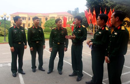 Đại tá Nguyễn Như Bách, Phó Chủ nhiệm Chính trị Quân khu trao đổi với các đại biểu dự hội nghị.