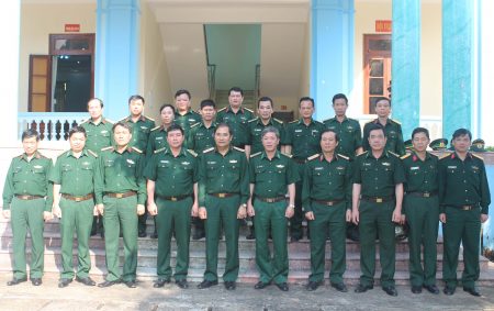 Đoàn công tác Quân khu chụp ảnh lưu niệm với Bộ CHBĐ Biên Phòng tỉnh Sơn La.