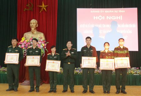 Đồng chí Chỉ huy trưởng Bộ CHQS tỉnh tặng Bằng khen cho các cá nhân có thành tích xuất sắc trong thực hiện CVĐ.
