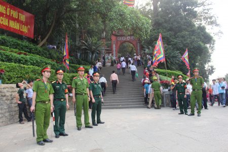 Cán bộ, chiến sỹ KSQS lực lượng vũ trang Bộ CHQS tỉnh Phú Thọ phối hợp cùng lực lượng công an bảo vệ tại đền Hùng.