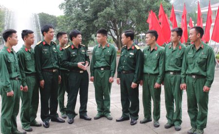 Đại tá Nguyễn Như Bách, Phó Chủ nhiệm Chính trị Quân khu trao đổi với cán bộ, chiến sỹ Sư đoàn 316 về những giải pháp nâng cao chất lượng thực hiện CVĐ.
