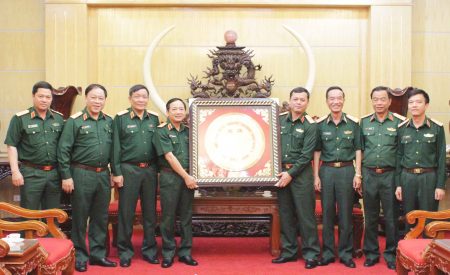 Thủ trưởng Bộ Tư lệnh Quân khu trao tặng HVCT-QS lôgô truyền thống LLVT Quân khu 2.