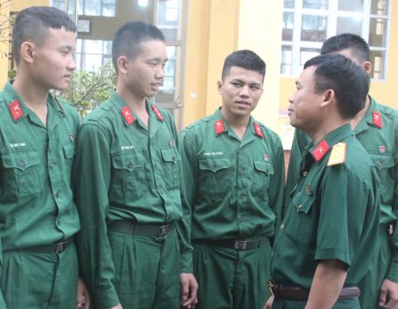 Trung tá Nguyễn Văn Chí, Chính ủy Trung đoàn trao đổi với bộ đội kinh nghiêm đẩy mạnh học tập và làm theo tư tưởng, đạo đức, phong cách Hồ Chí Minh