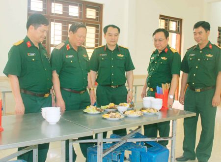 Thiếu tướng Vũ Sơn Hoàng kiểm tra tại bếp ăn xã hội hóa của nhà trường.