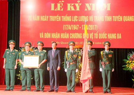  Đồng chí Chủ tịch UBND tỉnh trao Huân chương Bảo vệ Tổ quốc cho LLVT tỉnh.