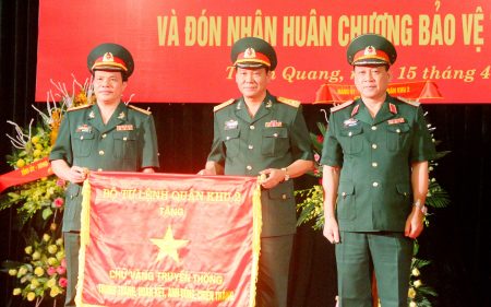 Thiếu tướng Hoàng Ngọc Dũng, Phó Tư lệnh Quân khu trao 8 Chữ vàng truyền thống cho LLVT tỉnh.