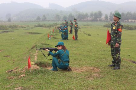 Các nữ DQTV tham gia thi đấu nội dung bắn súng Tiểu liên AK.