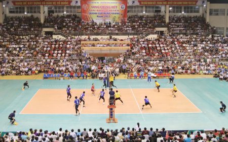 Trận đấu chung kết bóng chuyền nam giữa đội Sanest Khánh Hòa (trang phục màu vàng) và đội Becamex Quân đoàn 4 (trang phục màu xanh).