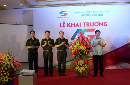 Đồng chí Bùi Văn Quang, Phó Bí thư Thường trực Tỉnh ủy Phú Thọ  đã tặng hoa chúc mừng Viettel Phú Thọ khai trương mạng 4G. 