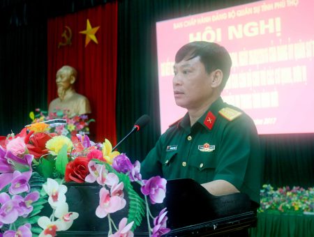 Đại tá Trần Ngọc Tuấn, Phó Chủ nhiệm Chính trị Quân khu phát biểu tại hội nghị