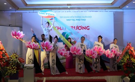 Văn nghệ chào mừng sự kiện Viettel Phú Thọ khai trương mạng 4G.
