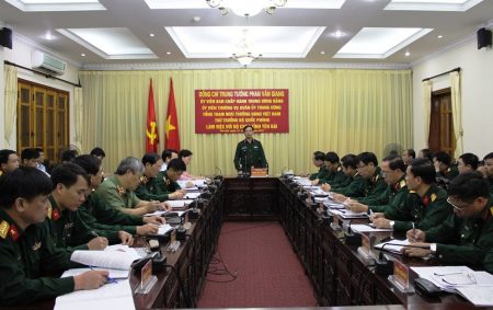 Trung tướng Phan Văn Giang, Ủy viên Trung ương Đảng, Ủy viên Thường vụ Quân ủy Trung ương, Tổng Tham mưu trưởng QĐND Việt Nam, Thứ trưởng Bộ Quốc phòng chỉ trì làm việc tại Bộ CHQS tỉnh Yên Bái. 