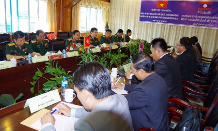 Chính ủy QK làm việc tại Bộ CHQS tỉnh Phông Sa Lỳ.