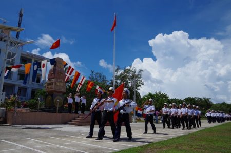 Thực hiện nghi lễ chào cờ tại đảo Song Tử Tây.