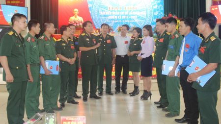 Đại tá Nguyễn Thắng Xuân, phó CNCT Quân khu trao đổi kinh nghiệm hoạt công tác đoàn, thanh niên.