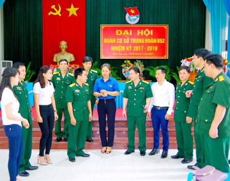 Đại tá Trần Thanh Sơn, Chủ nhiệm Chính trị Cục Hậu cần Quân khu trao đổi với đại biểu tham dự đại hội.