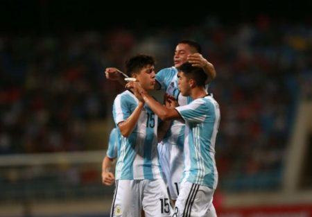 Các cầu thủ  U20 Argentina vui mừng sau khi có bàn thắng vào lưới của U22 Việt Nam. Ảnh: thanhnien.vn 
